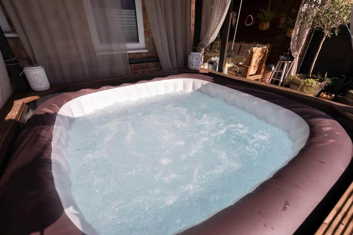 Fantastic 3-Bed Home For The Gold Cup With Hot Tub 첼튼엄 펜션
