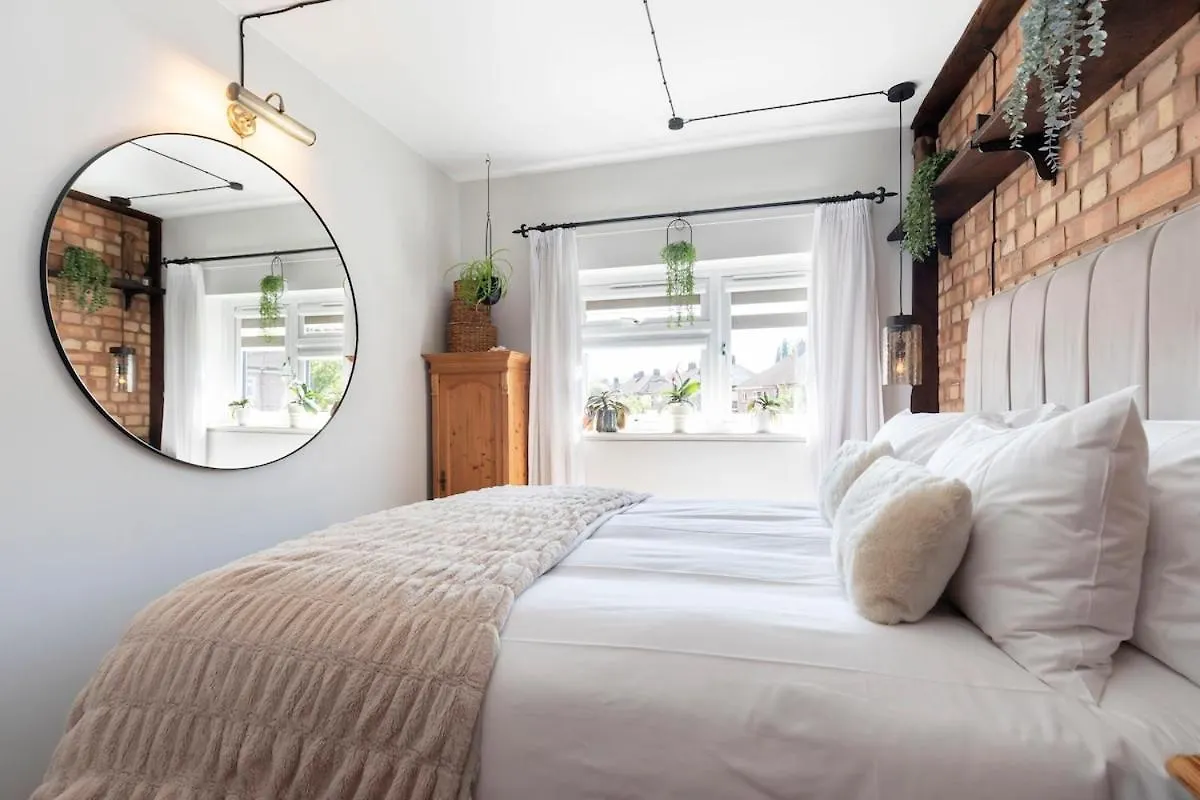 펜션 Fantastic 3-Bed Home For The Gold Cup With Hot Tub 첼튼엄 영국