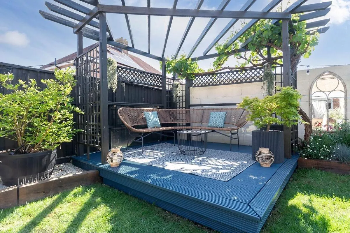 Fantastic 3-Bed Home For The Gold Cup With Hot Tub 첼튼엄 펜션