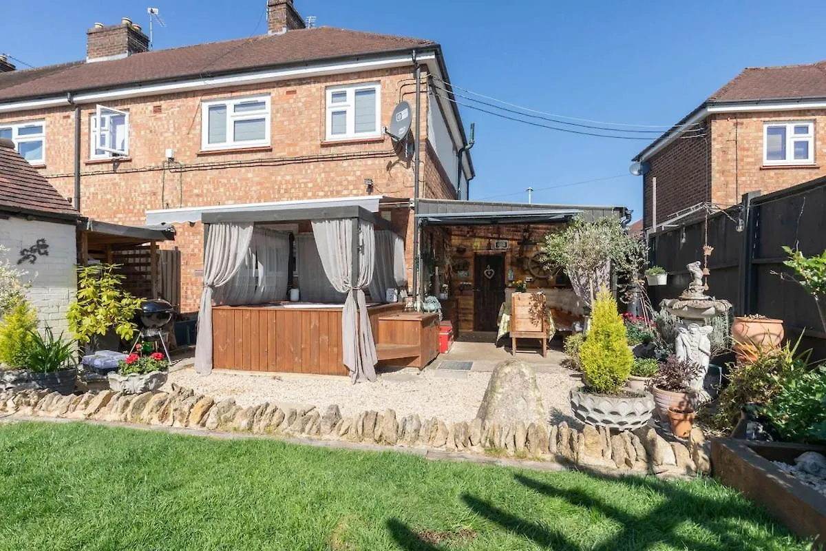 펜션 Fantastic 3-Bed Home For The Gold Cup With Hot Tub 첼튼엄