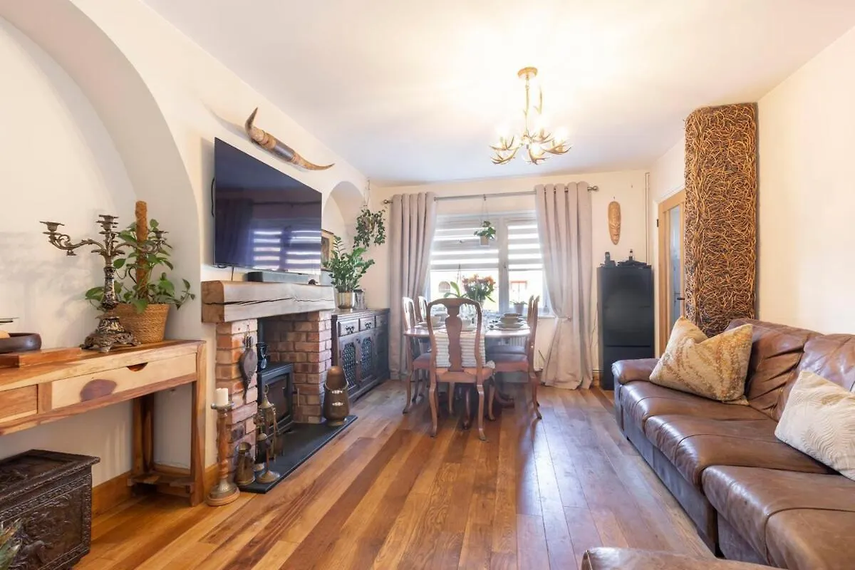 Fantastic 3-Bed Home For The Gold Cup With Hot Tub 첼튼엄 영국