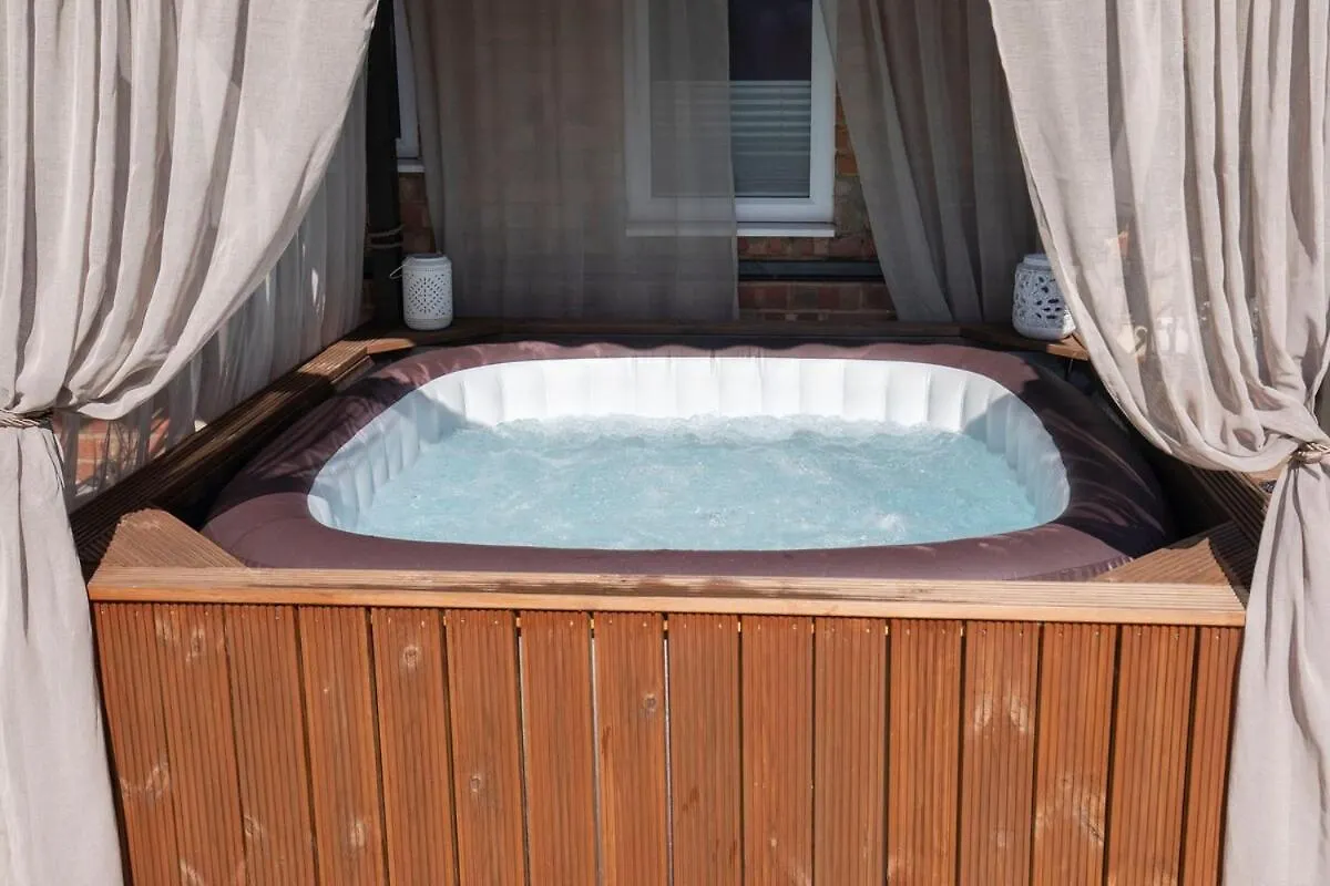 Fantastic 3-Bed Home For The Gold Cup With Hot Tub 첼튼엄 0*,  영국