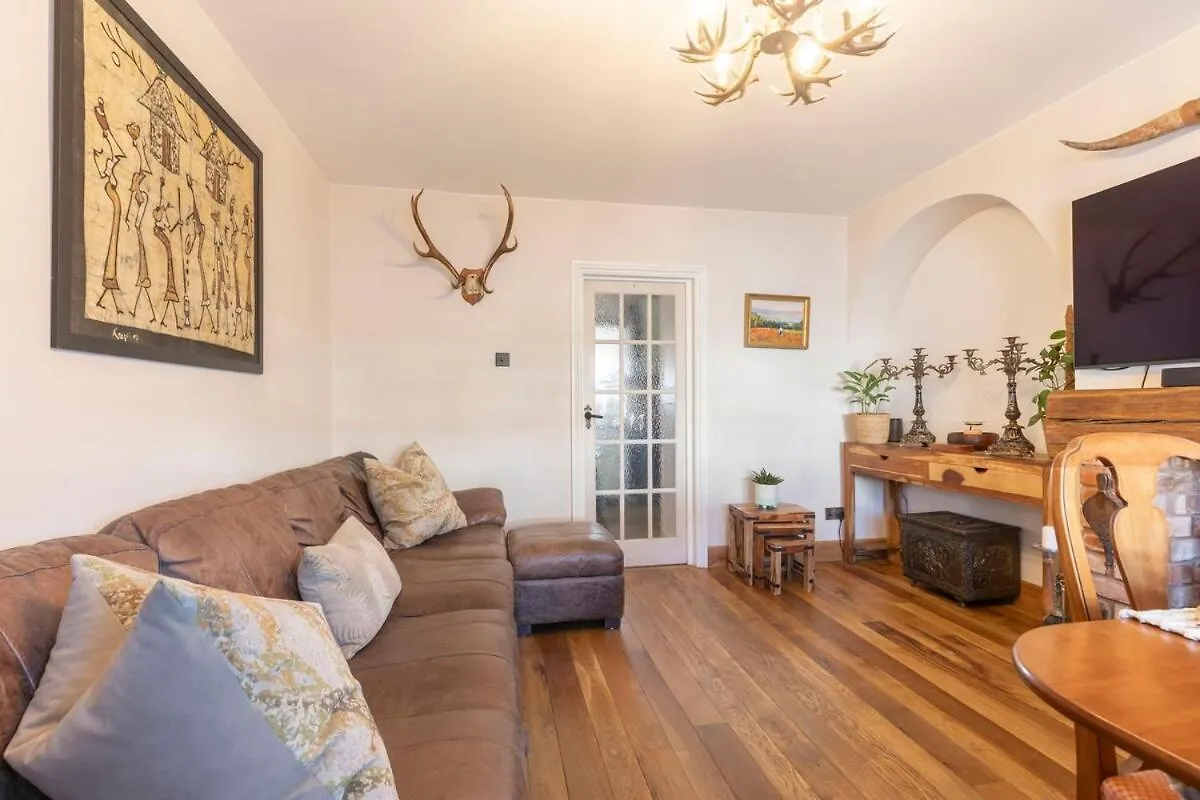 Fantastic 3-Bed Home For The Gold Cup With Hot Tub 첼튼엄