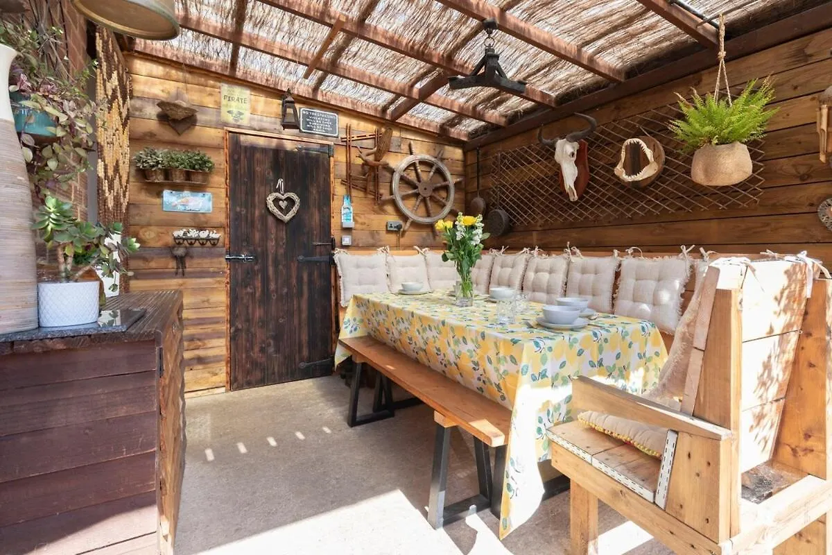 Fantastic 3-Bed Home For The Gold Cup With Hot Tub 첼튼엄 0*,